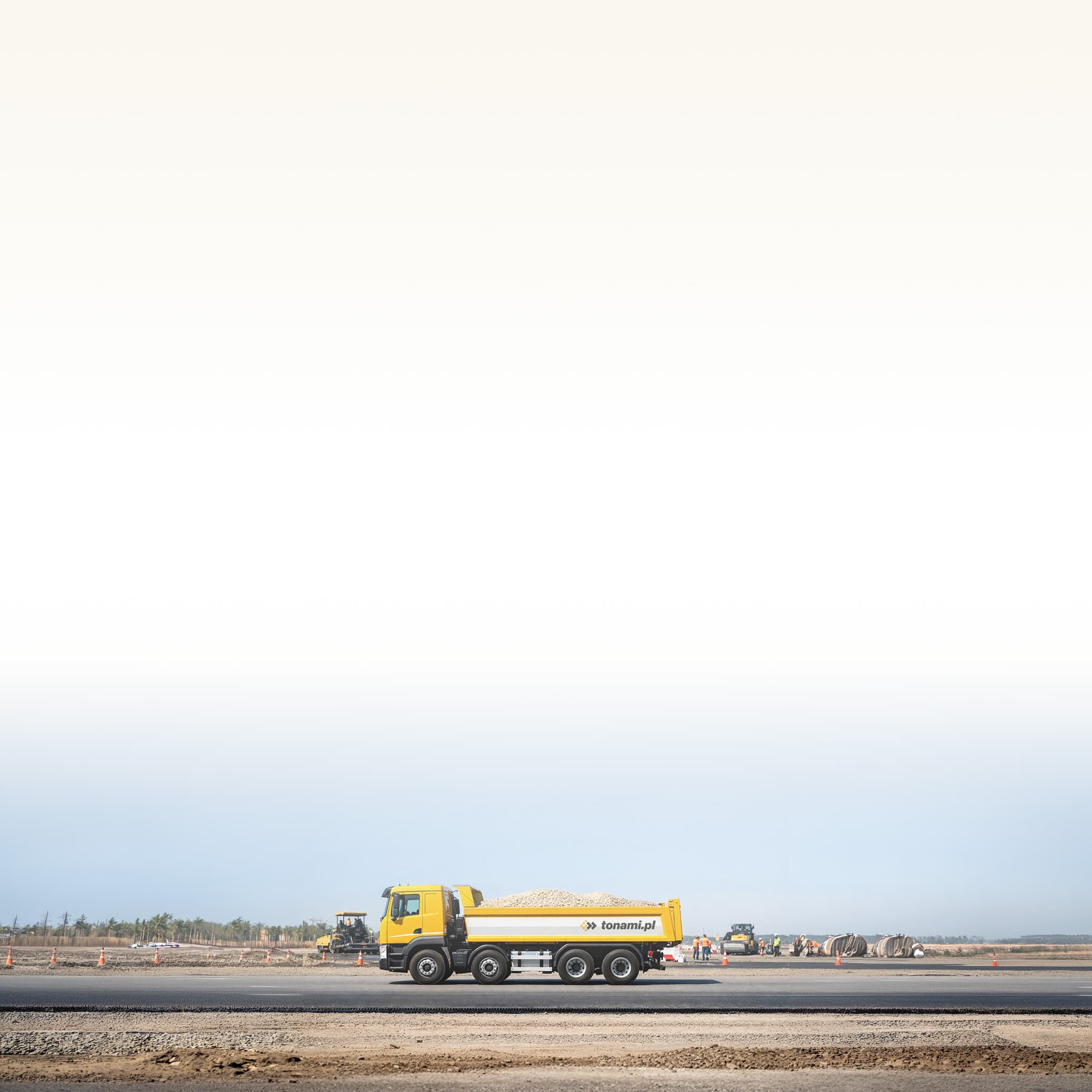 Ciężarówka tonami.pl na placu budowy